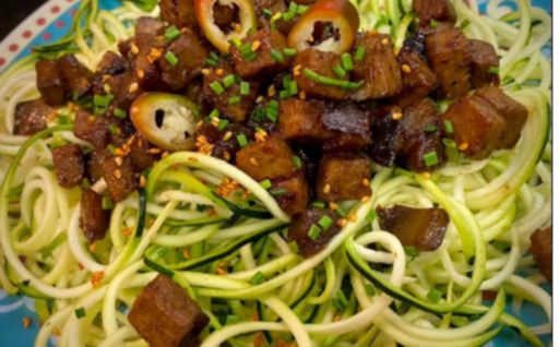 Espaguetis de calabacín con tempeh y berenjena